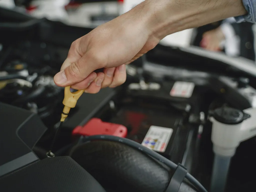 Ma voiture consomme de l'huile mais ne fume pas, que vérifier pour trouver la cause et agir ?